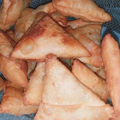 A picture of Chicken tikka samosas.