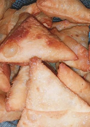A picture of Chicken tikka samosas.