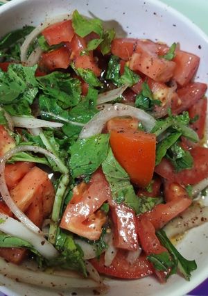 صورة لوصفة سلطة الجرجير مع الخضار 🍅🧅🌿