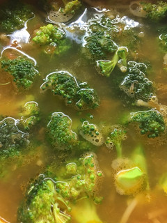 Una foto de Sopa de pasta con brócoli