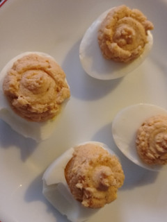 Una foto de Huevos rellenos de Salmón