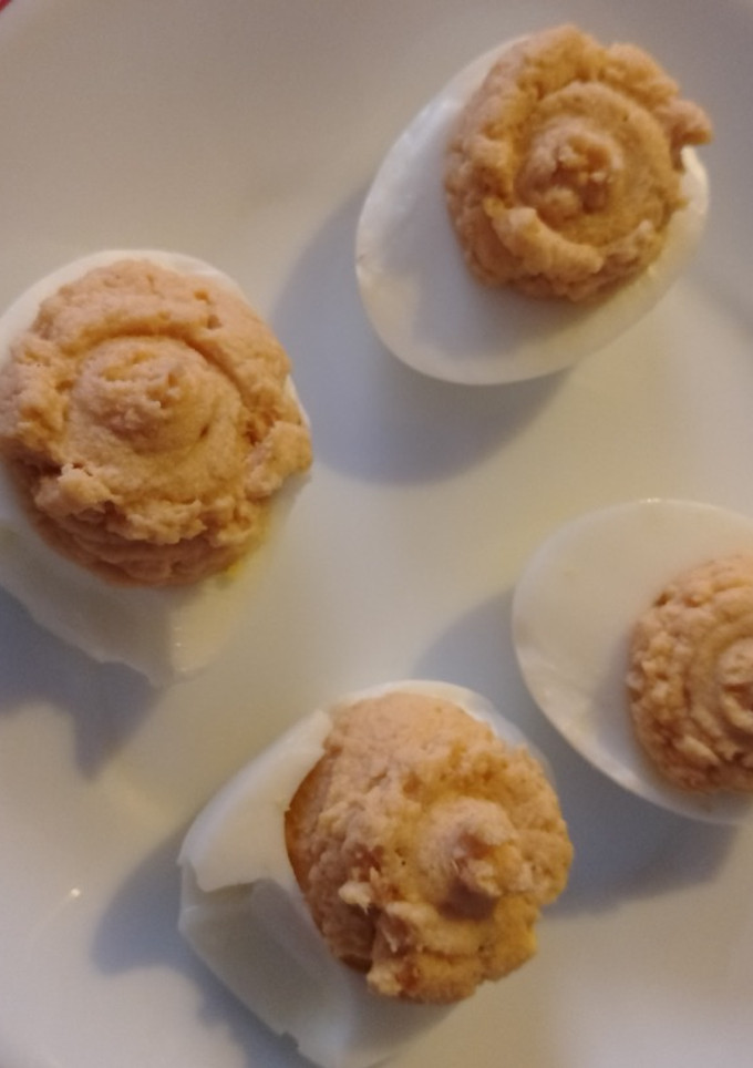 Una foto de Huevos rellenos de Salmón