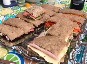 Una foto de Sándwich de miga integral casero🥪