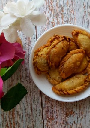 તીખા ઘૂઘરા (Tikha Ghughra Recipe In Gujarati) રેસીપી મુખ્ય ફોટો