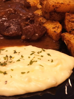 Una foto de Osobuco con Reducción de Vino, Parmentier de Trufa y Patatas Gajo