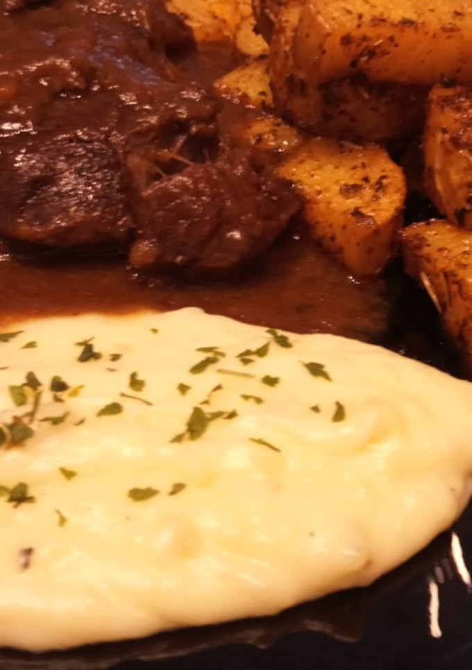 Una foto de Osobuco con Reducción de Vino, Parmentier de Trufa y Patatas Gajo