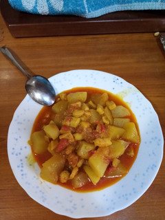 Una foto de Patatas guisadas con calamares y gambas