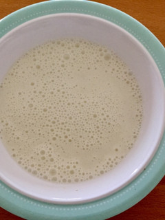 Una foto de Papilla de yogur, uva y pera🍐🍇