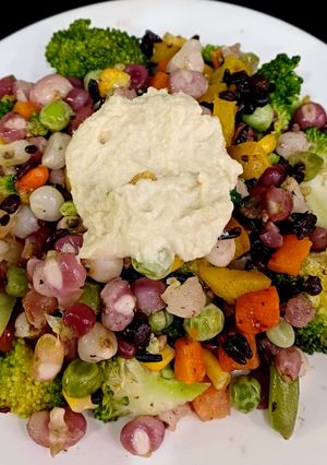 Hình của món Bắp nếp Điện Biên trộn rau củ và sốt hummus.
