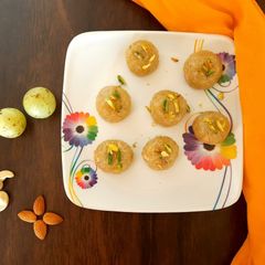 A picture of Amla ladoo.