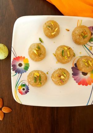 A picture of Amla ladoo.