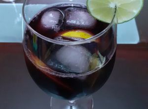 Una foto de Bebida de vino tinto
