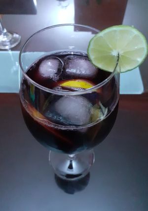 Una foto de Bebida de vino tinto