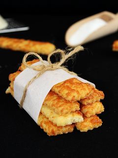 Gluténmentes sajtos rúd recept fotója