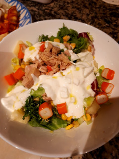 Una foto de 🥗Ensalada con salsa casera de yogur🥗