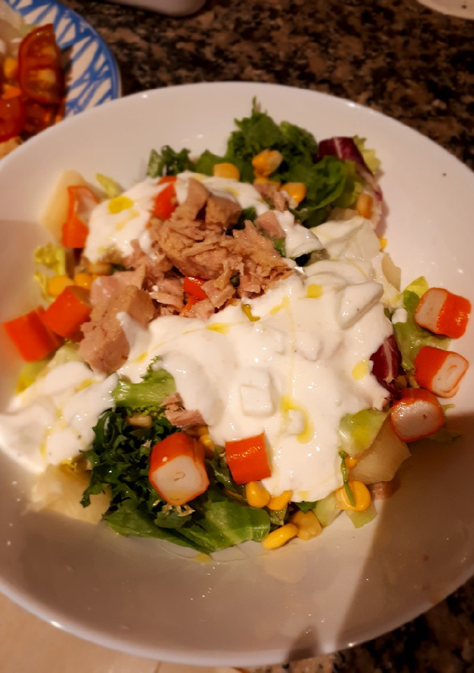Una foto de 🥗Ensalada con salsa casera de yogur🥗