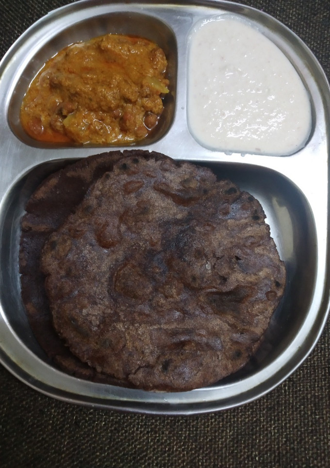 ராகி ரொட்டி வேர்க்கடலை சட்னி காராமணி பயறு கிரேவி செய்முறை முக்கிய புகைப்படம்