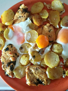 Una foto de Pechuga de pollo con patatas al horno
