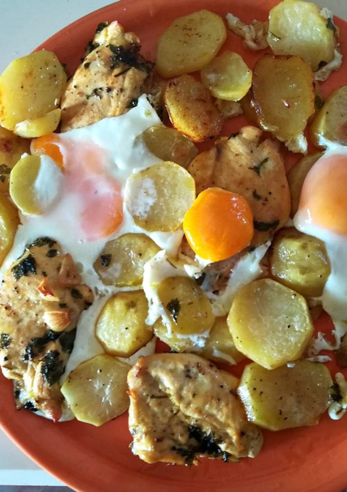 Una foto de Pechuga de pollo con patatas al horno