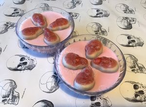 Une photo de Crèmes roses au jus de pêches de vigne et agar agar (guimauves skull)