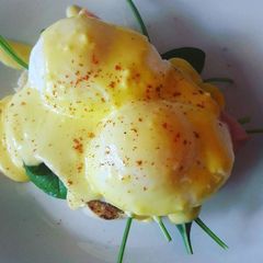 A picture of Eggs Benedict.