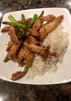 Una foto de Pollo con espárragos