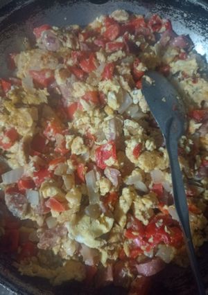 Una foto de Huevos revueltos con salchicha 🥰🥰