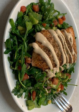 Una foto de Ensalada de arúgula con salmón