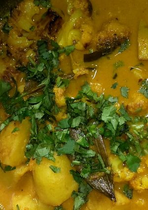 A picture of Cauliflower potato curry.