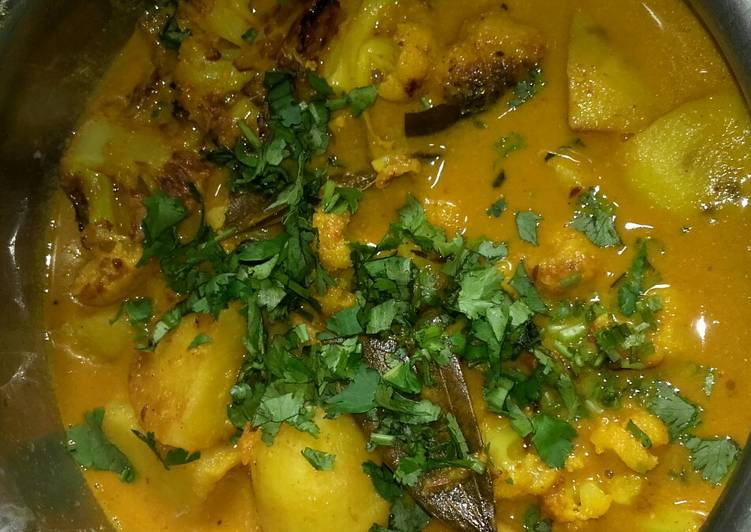 Cauliflower potato curry