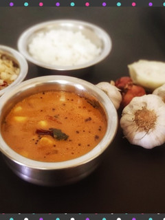 'குழம்பு கூட்டி'செய்த பூண்டு குழம்பு / Poondu Kulambu Recipe in செய்முறை முக்கிய புகைப்படம்