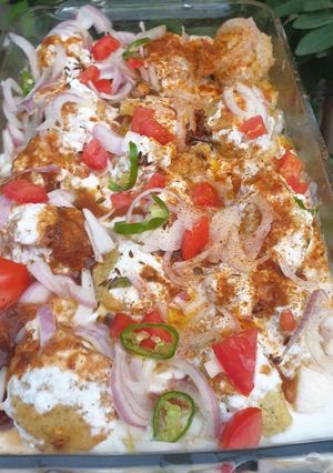 A picture of Dahi bhalla chaat.