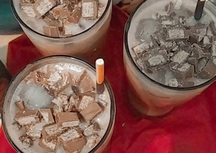 Langkah Mudah untuk Membuat Ice chocolate ala starbucks with kitkat &amp; pocky yang Sempurna