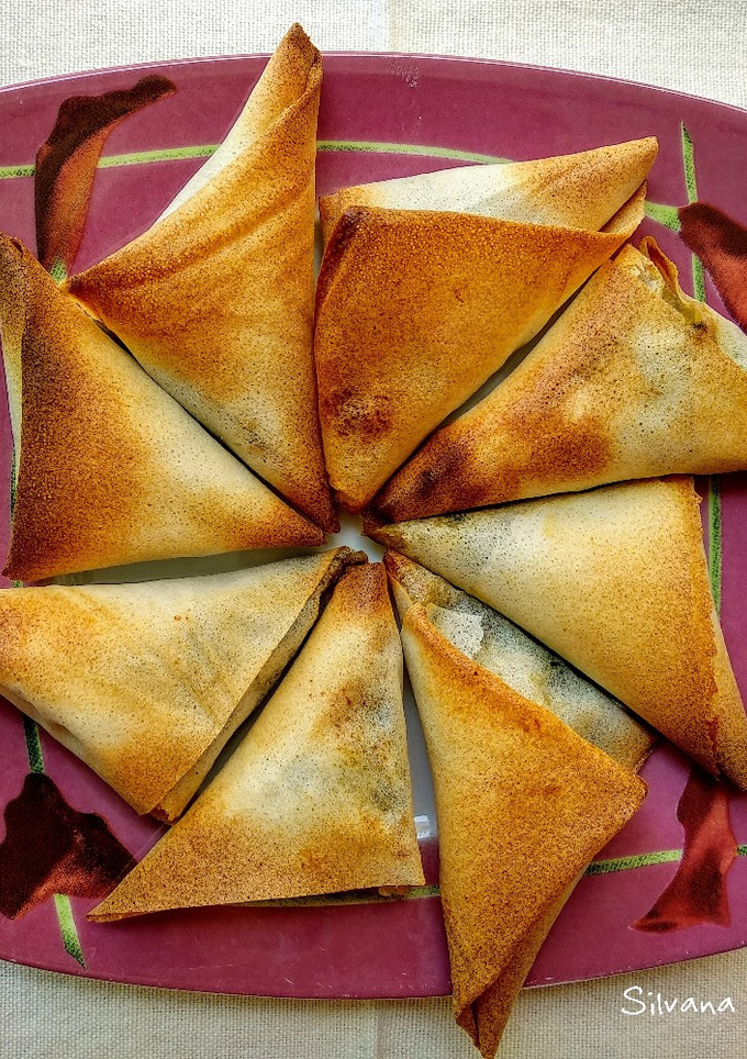Una foto de 61.🥟Briwat al curry de pollo, espinacas y champiñones🍗🥬🍄