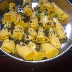 A picture of Khandvi.