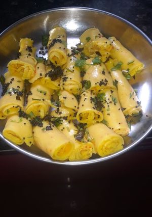 A picture of Khandvi.