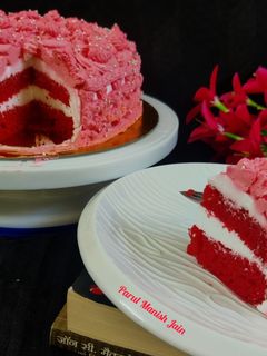रेड वेलवेट केक (red velvet cake recipe in Hindi) रेसिपी मुख्य फोटो