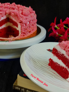 रेड वेलवेट केक (red velvet cake recipe in Hindi) रेसिपी मुख्य फोटो
