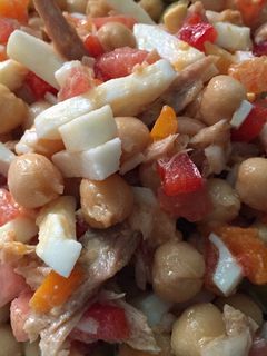 Una foto de Ensalada de garbanzos