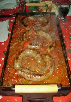 Una foto de Chorizos a la pomarola en la plancheta ⚽