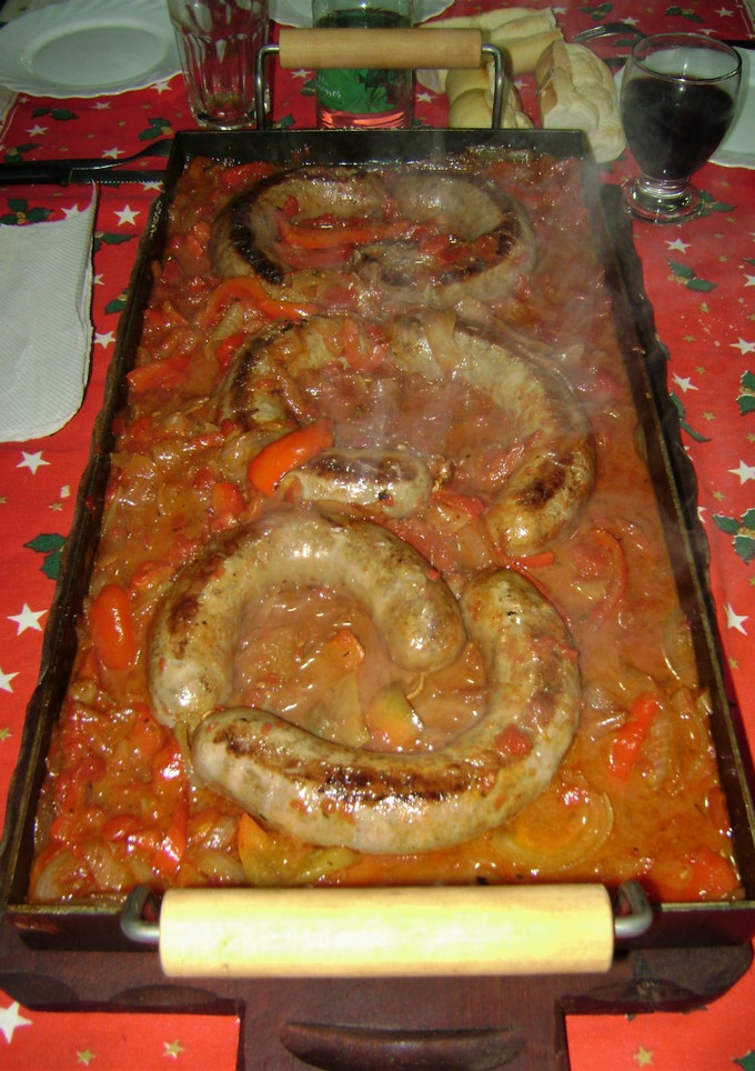 Una foto de Chorizos a la pomarola en la plancheta ⚽