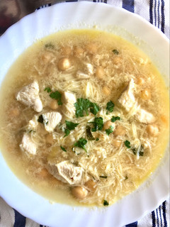 Una foto de Sopa de pollo, huevo y limón #fácil y rápida