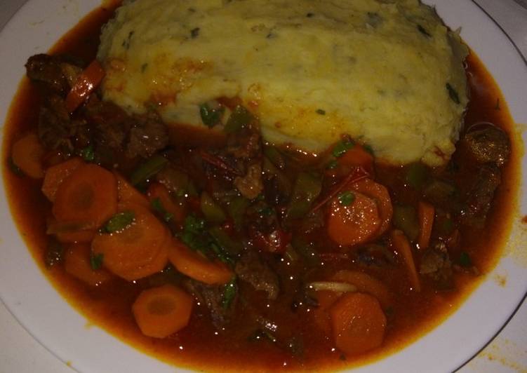 Mashed potatoes with beef stew