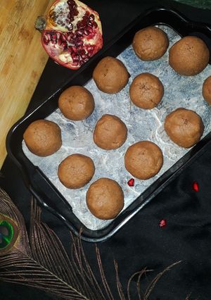 A picture of Pomegranate besan ladoo.