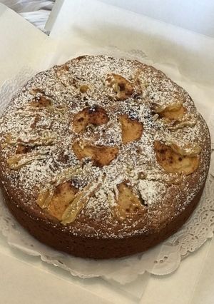 Una foto de Torta de manzana dominguera 🥧🍎