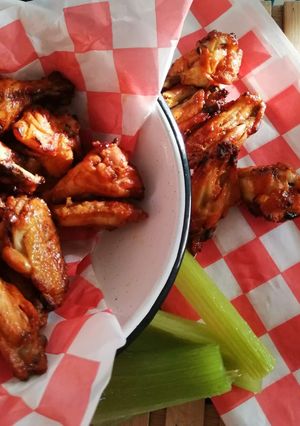 Una foto de Alitas adobadas en freidora de aire 🐥🍅🌶️
