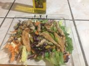 Una foto de ensalada de repollo morado y pollo