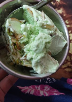 बादाम पिस्ता आइसक्रीम (Badam pista ice cream recipe in Hindi) रेसिपी मुख्य फोटो