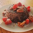 Bizcocho keto de chocolate con pecanas y frambuesas