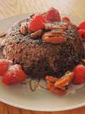 Bizcocho keto de chocolate con pecanas y frambuesas